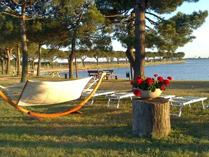 Hundehotel - Trink-/Fressnapf: an der Rezeption - Ferrara - Liegewiese - Feriendorf Spiaggia Romea