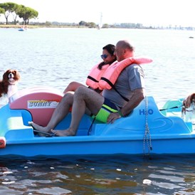 Urlaub-mit-Hund: Spaß am Tretboot - auf für Ihren Hund - Feriendorf Spiaggia Romea