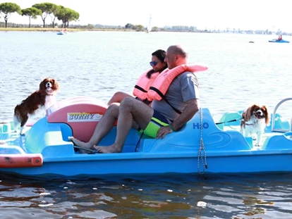 Hundehotel - Trink-/Fressnapf: an der Rezeption - Ferrara - Spaß am Tretboot - auf für Ihren Hund - Feriendorf Spiaggia Romea