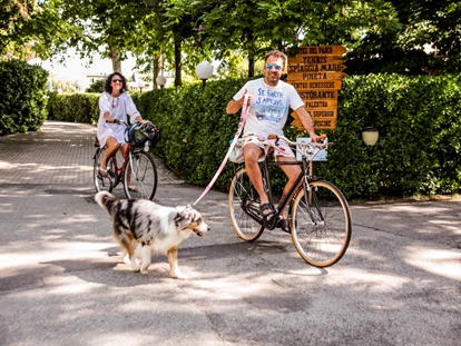 Hundehotel - Trink-/Fressnapf: an der Rezeption - Ferrara - Feriendorf Spiaggia Romea