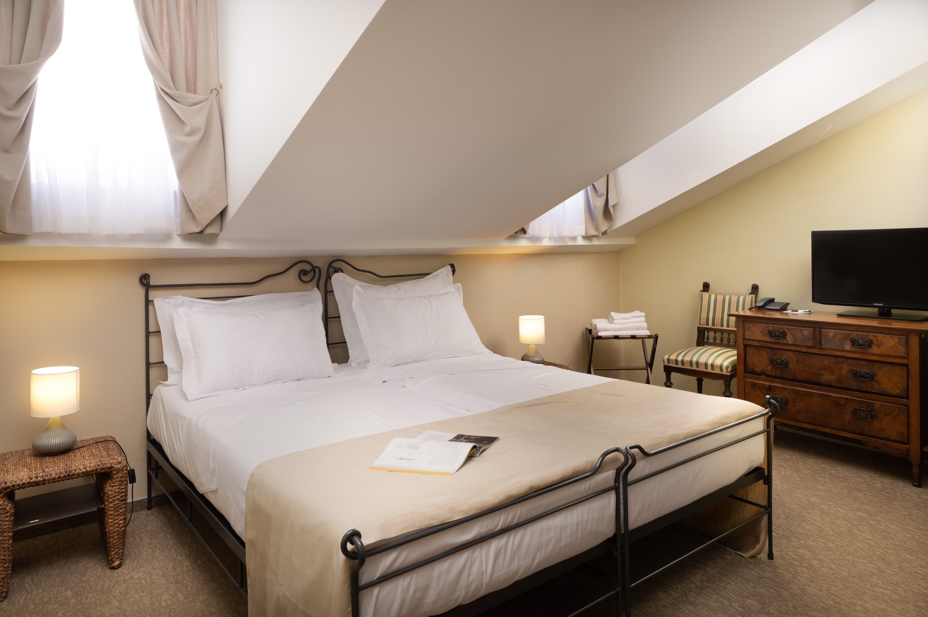 Angelo d'Oro Hotel & Apartments Zimmerkategorien Standard Doppelzimmer im Dachgeschoss