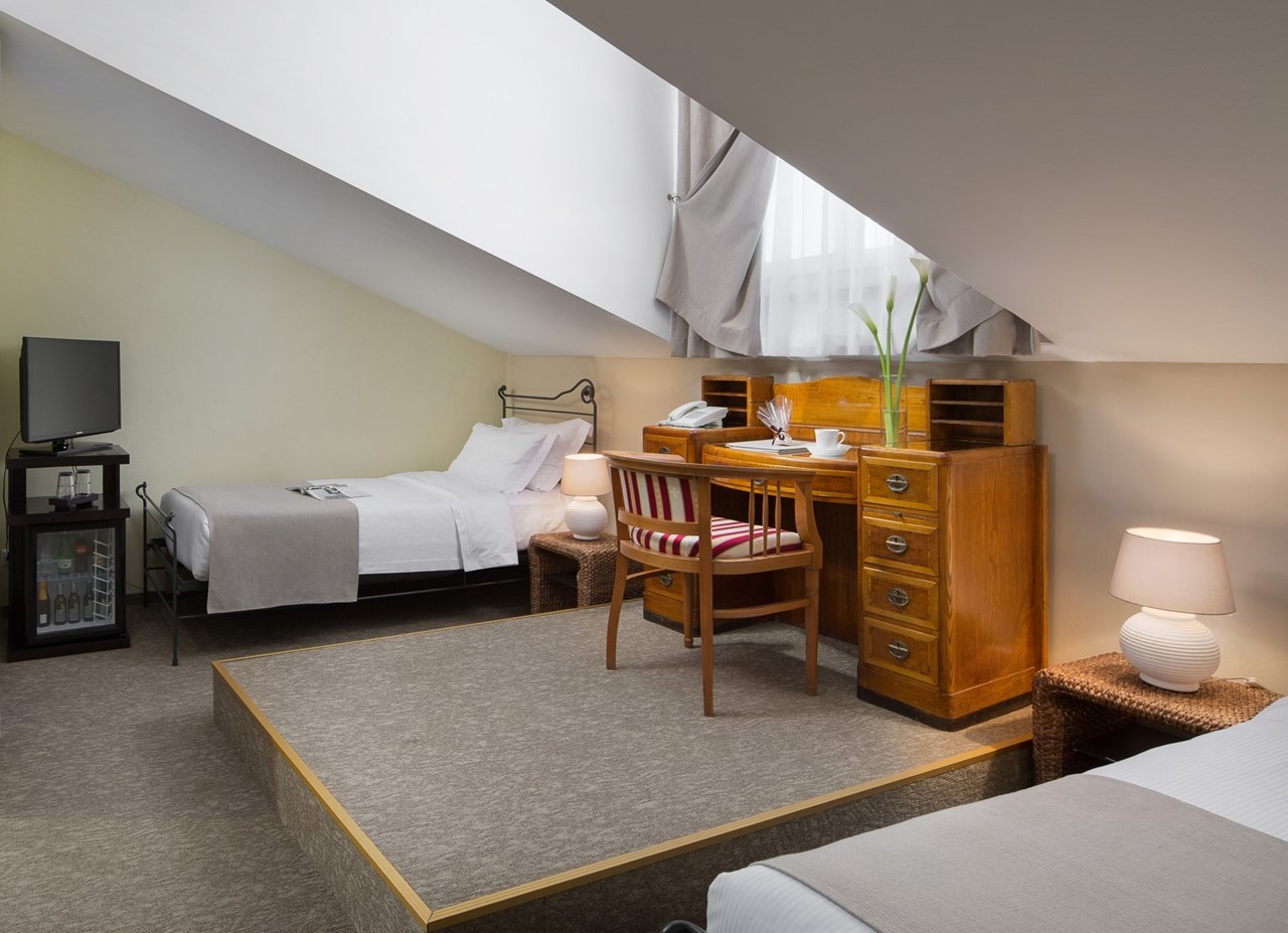 Angelo d'Oro Hotel & Apartments Zimmerkategorien Standard Zweibettzimmer im Dachgeschoss