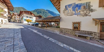 Hundehotel - Feldthurns - Parkplatz - Apartments Hubertus  - Apartments Hubertus bei Meran - ganzjährig geöffnet