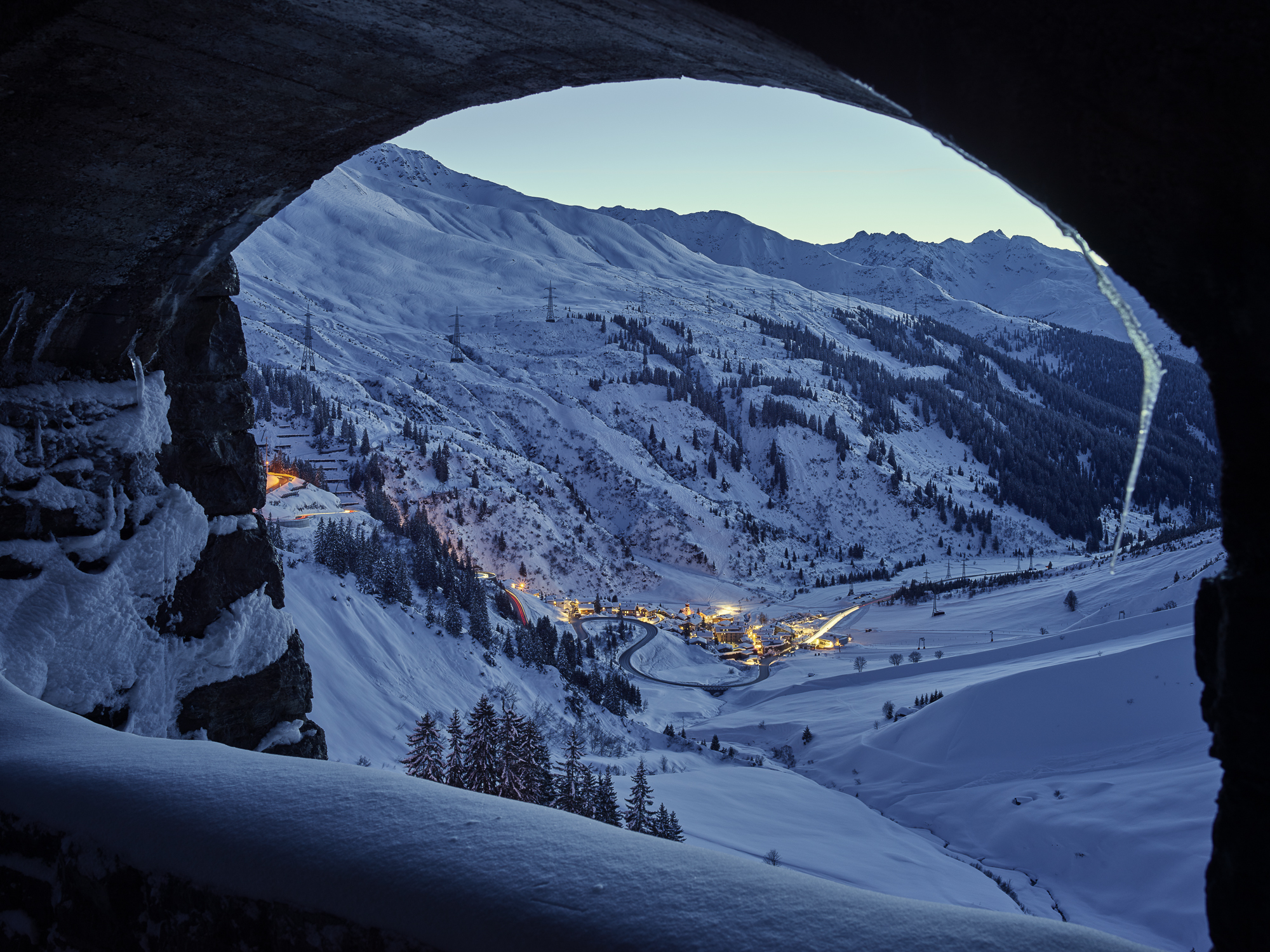 Urlaub-mit-Hund: Blaue Stunde - Flexenstraße mit Blick nach Stuben  - **** Hotel Hubertushof 
