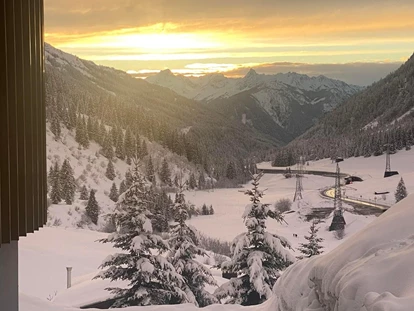 Hundehotel - Doggies: 3 Doggies - Blick ins Klostertal vom Hubertushof - **** Hotel Hubertushof