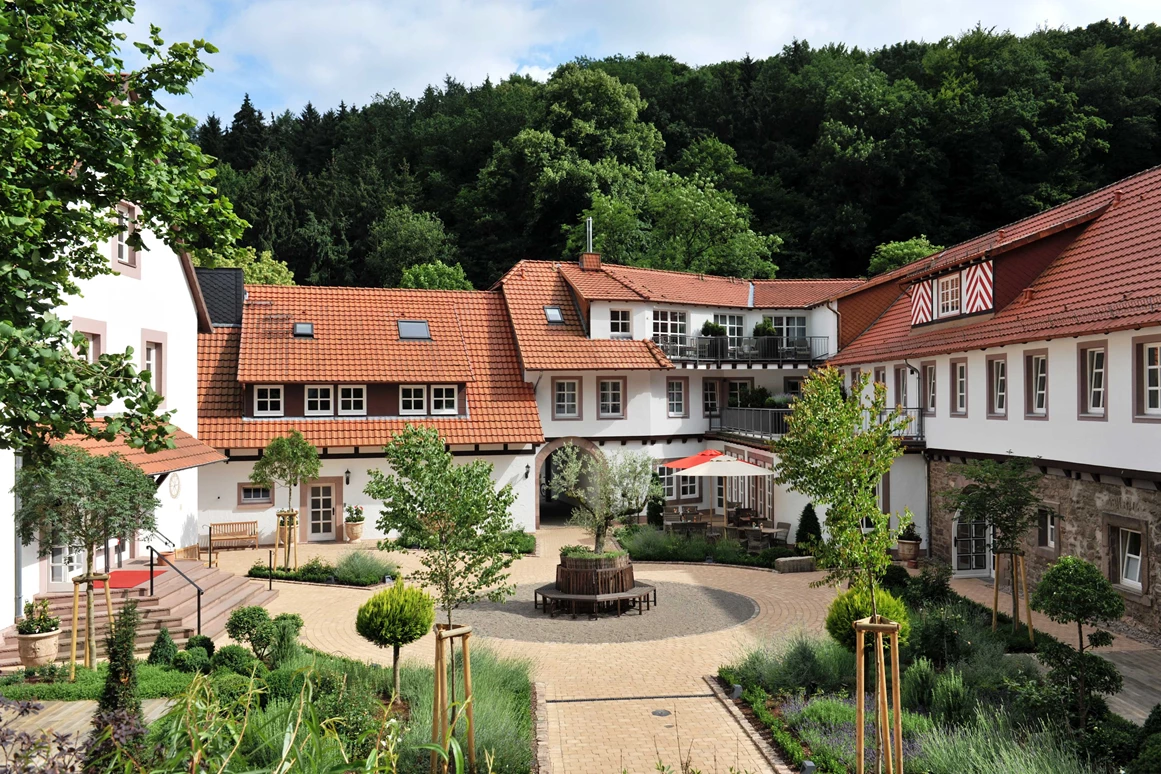 Urlaub-mit-Hund: Innenhof  - Relais & Châteaux Hardenberg Burghotel