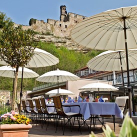 Urlaub-mit-Hund: Restaurant Novalis Terrasse mit Blick auf die BurgRuine  - Relais & Châteaux Hardenberg Burghotel