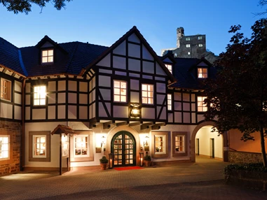 Urlaub-mit-Hund: Hotel bei Nacht mit der Burgruine - Relais & Châteaux Hardenberg Burghotel