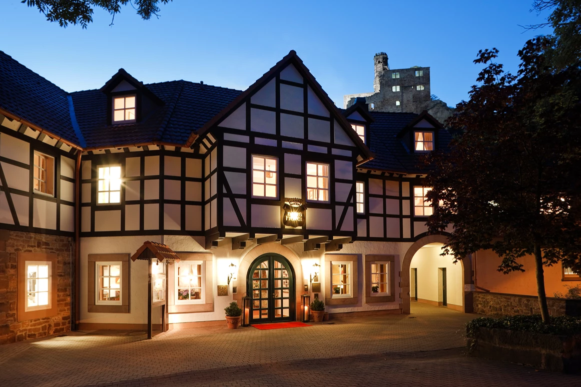 Urlaub-mit-Hund: Hotel bei Nacht mit der Burgruine - Relais & Châteaux Hardenberg Burghotel