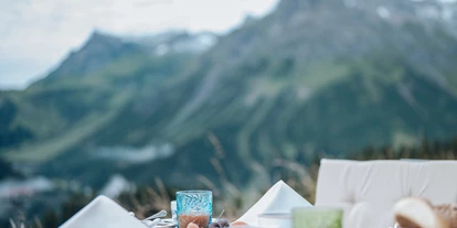 Hundehotel - Ofterschwang - Speisen auf der Panorama Terrasse - Hotel Goldener Berg - Mountain Selfcare Resort