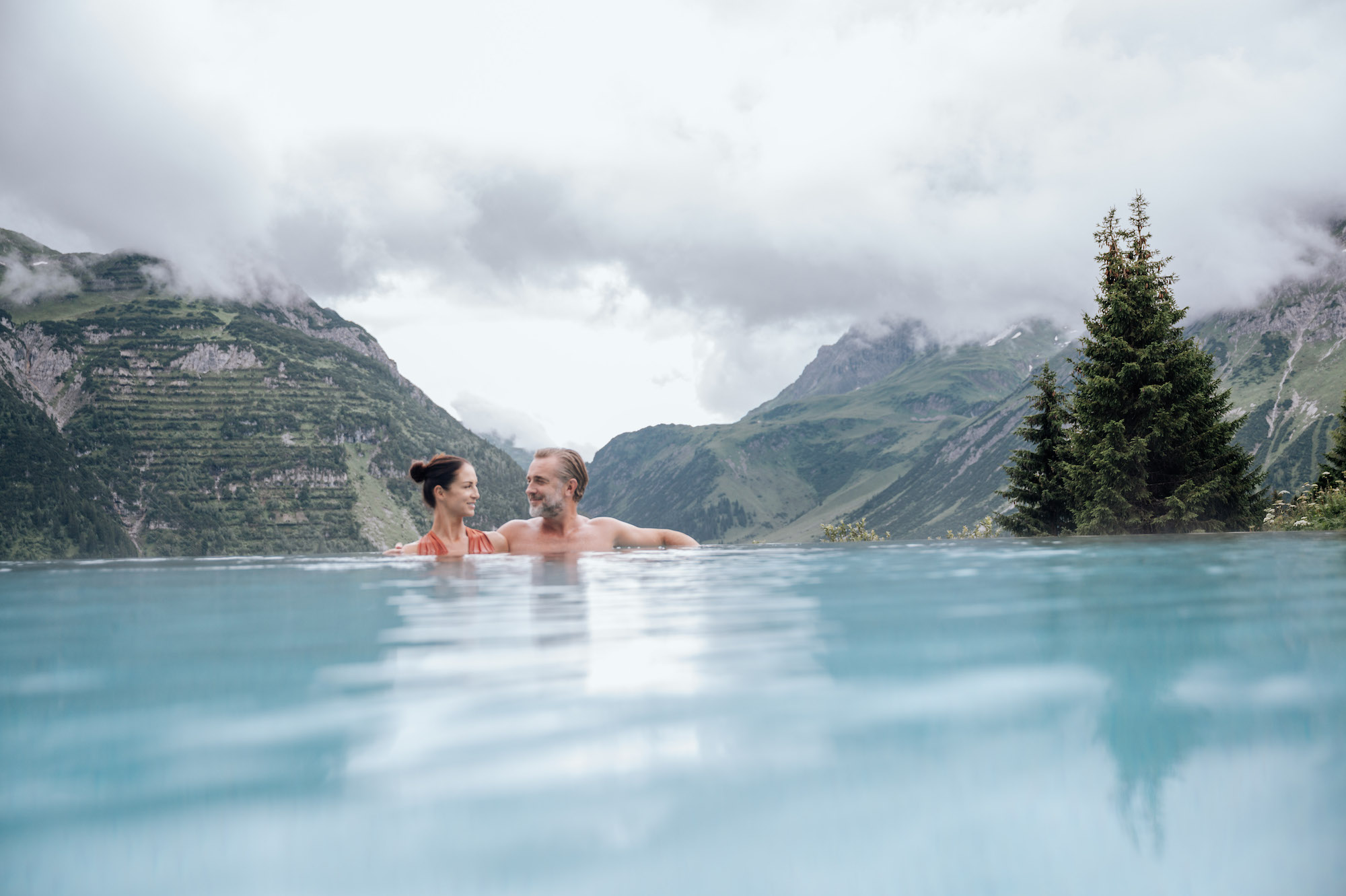 Urlaub-mit-Hund: Infinitypool mit Whirlpoolfunktion - Hotel Goldener Berg - Mountain Selfcare Resort