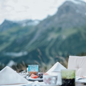 Urlaub-mit-Hund: Speisen auf der Panorama Terrasse - Hotel Goldener Berg - Your Mountain Selfcare Resort