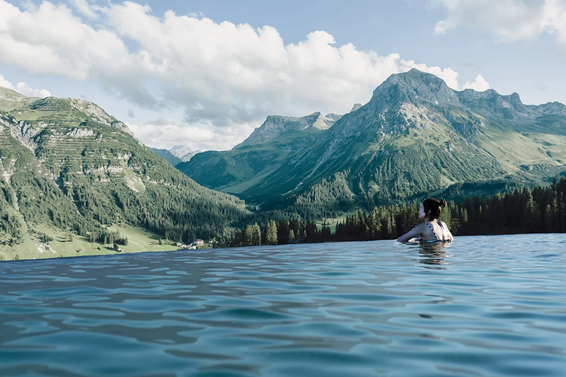 Urlaub-mit-Hund: Infinitypool mit Whirlpoolfunktion - Hotel Goldener Berg - Your Mountain Selfcare Resort