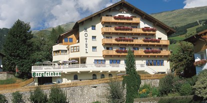 Hundehotel - Hund im Restaurant erlaubt - Hotelansicht - Hotel Bergfrieden Fiss in Tirol