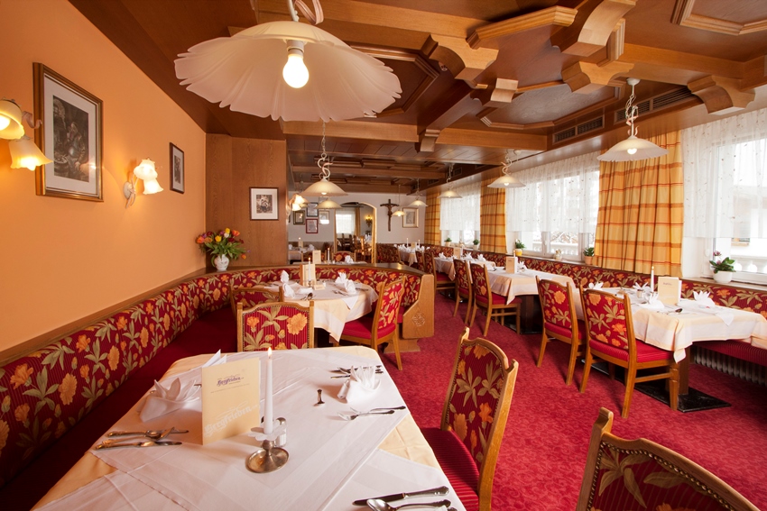 Urlaub-mit-Hund: Speisesaal - Hotel Bergfrieden Fiss in Tirol - Essen | Trinken, Urlaub mit Hund