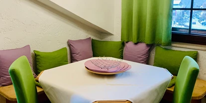 Hundehotel - Unterkunftsart: Appartement - Neustift im Stubaital - Gemütliche Ess- & Sitzecke im Wohnzimmer Appartement Azalea - Appartement Azalea