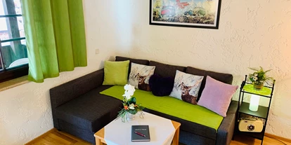 Hundehotel - Unterkunftsart: Appartement - Neustift im Stubaital - Wohnzimmer Appartement Azalea mit gemütlichem, ausziehbarer Schlafcouch - Appartement Azalea