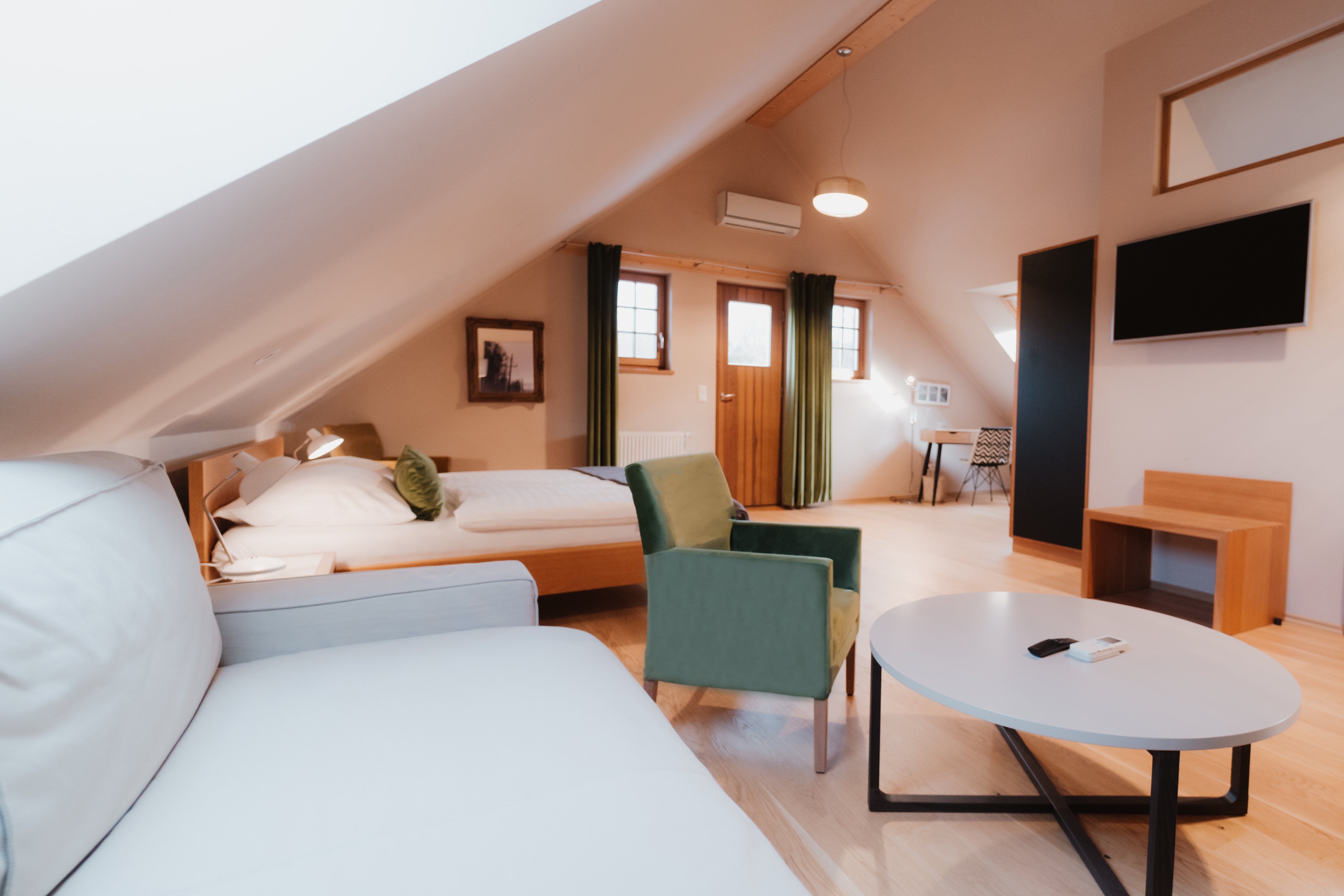 Das Eisenberg Zimmerkategorien Romantikstadl Junior Suite "Sonnenblume" 