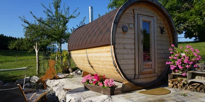 Hundehotel - Pools: Schwimmteich - Fass-Sauna am Badeteich mit Holzofen und Bergblick - Seimehof