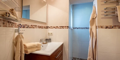 Hundehotel - Pools: Schwimmteich - Appartement Golfblick (Nebengebäude): Bad - Seimehof