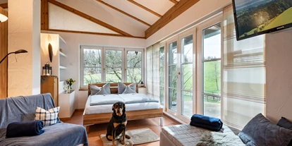 Hundehotel - Pools: Schwimmteich - Appartement Golfblick (Nebengebäude): Schlaf-/Wohnbereich - Seimehof