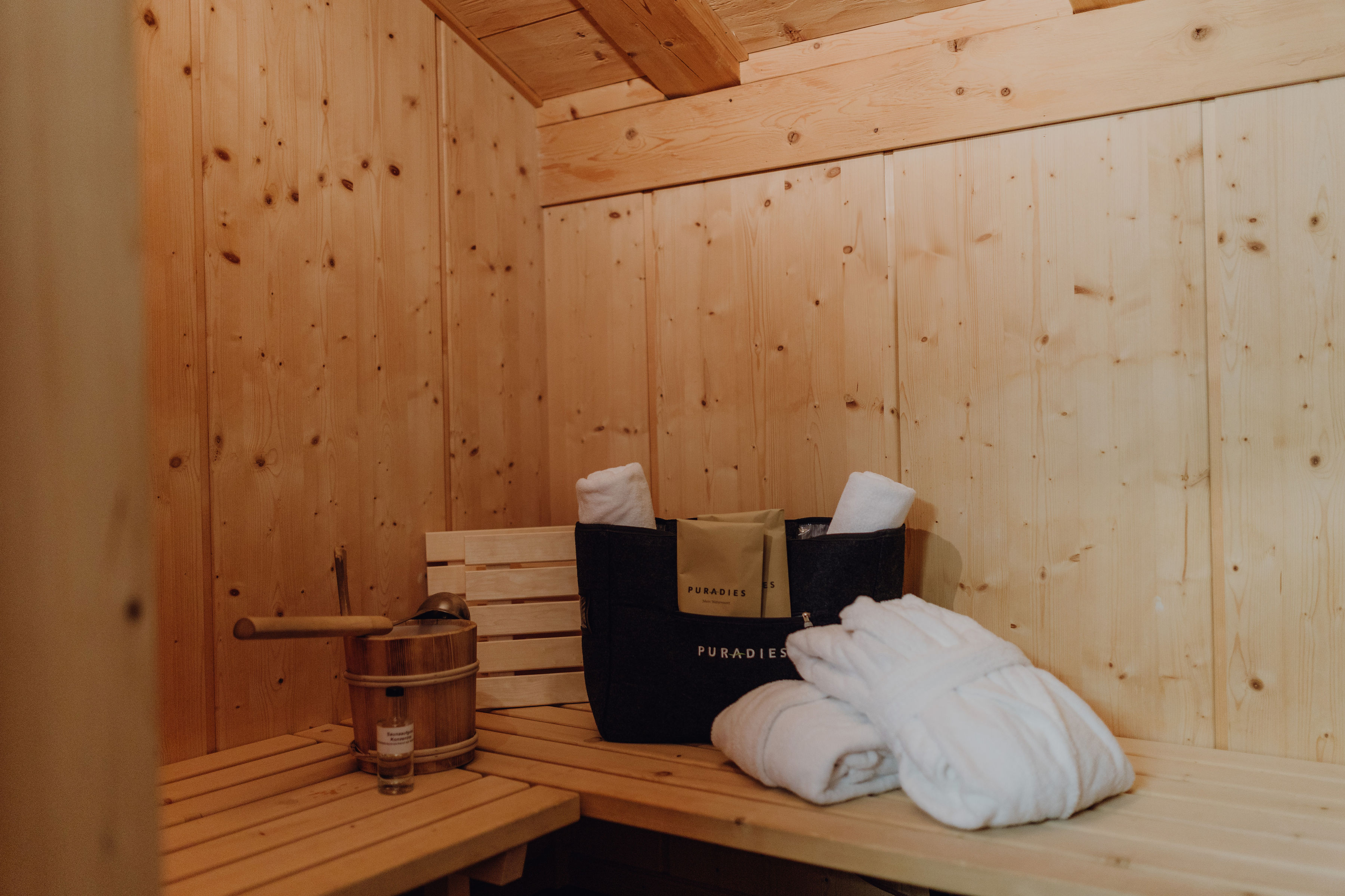 Urlaub-mit-Hund: Sauna Chalet - Naturresort PURADIES - Wasser | Wellness