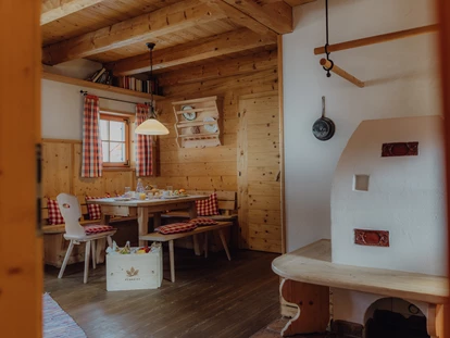 Hundehotel - Pools: Schwimmteich - Wohnraum Chalet - Naturresort PURADIES