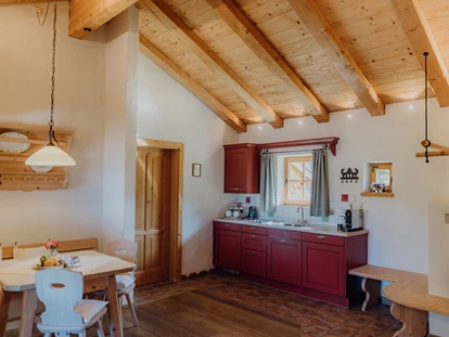 Hundehotel - Pools: Schwimmteich - Wohnraum Chalet - Naturresort PURADIES