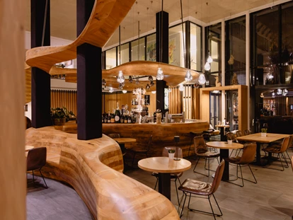 Hundehotel - Pools: Schwimmteich - Bar "Freiraum" - Naturresort PURADIES