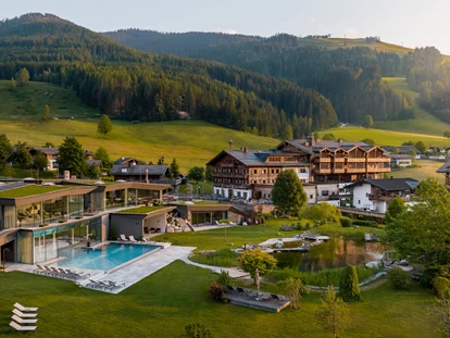 Hundehotel - Pools: Schwimmteich - Naturresort Puradies im Sommer - Naturresort PURADIES