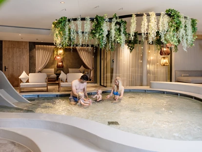 Hundehotel - Pools: Schwimmteich - Kinderpool - Naturresort PURADIES