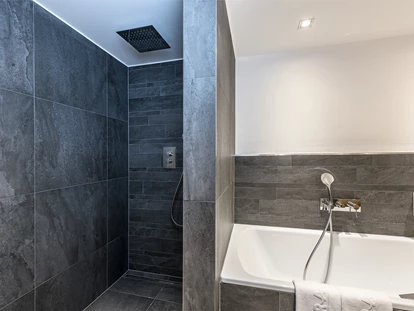 Hundehotel - Pools: Schwimmteich - Badezimmer Hotel - Naturresort PURADIES