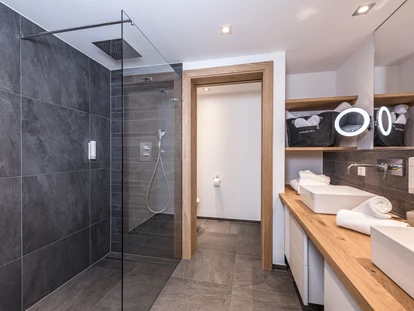 Hundehotel - Pools: Schwimmteich - Badezimmer Hotel - Naturresort PURADIES