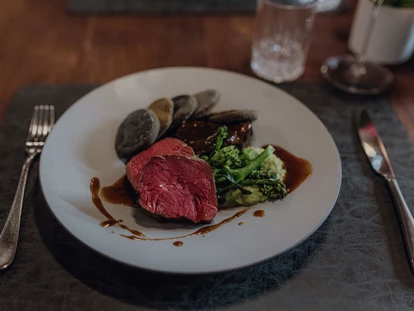 Hundehotel - Pools: Schwimmteich - Restaurant ESS:ENZ - Naturresort PURADIES