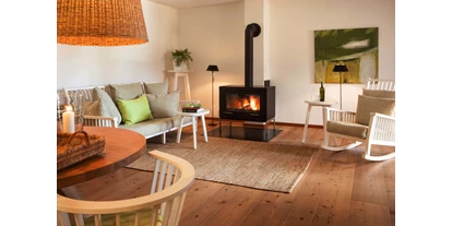 Hundehotel - Ladis - Wohnraum mit Kamin für gemütliche Nachmittage - Das BERGESGRÜN