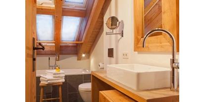 Hundehotel - Ladis - Bad mit freistehender Wanne und ebenerdiger Dusche - Das BERGESGRÜN