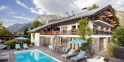Hundehotel - Ladis - Die Poolterrasse mit dem solarbeheizten XXL-Pool - Das BERGESGRÜN