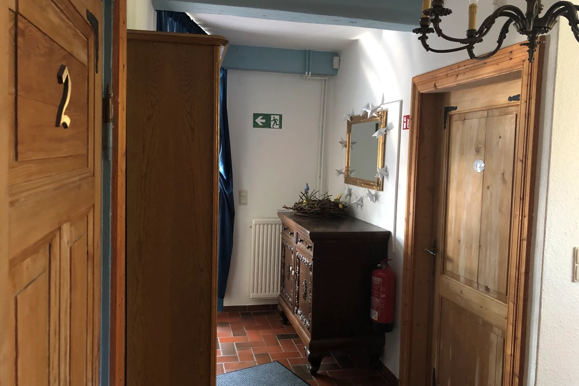 Urlaub-mit-Hund: Dieser kleine Flur trennt das Zimmer vom Badezimmer. - Hotel - Pension „ALTES PASTORAT“