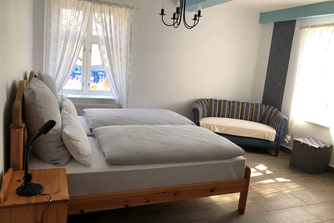 Urlaub-mit-Hund: Unser Doppelzimmer, bestehend aus zwei zusammen geschobenen Einzelbetten. - Hotel - Pension „ALTES PASTORAT“