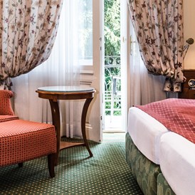 Urlaub-mit-Hund: Zimmer mit Balkon und Blick in den Garten - Hotel Park Villa