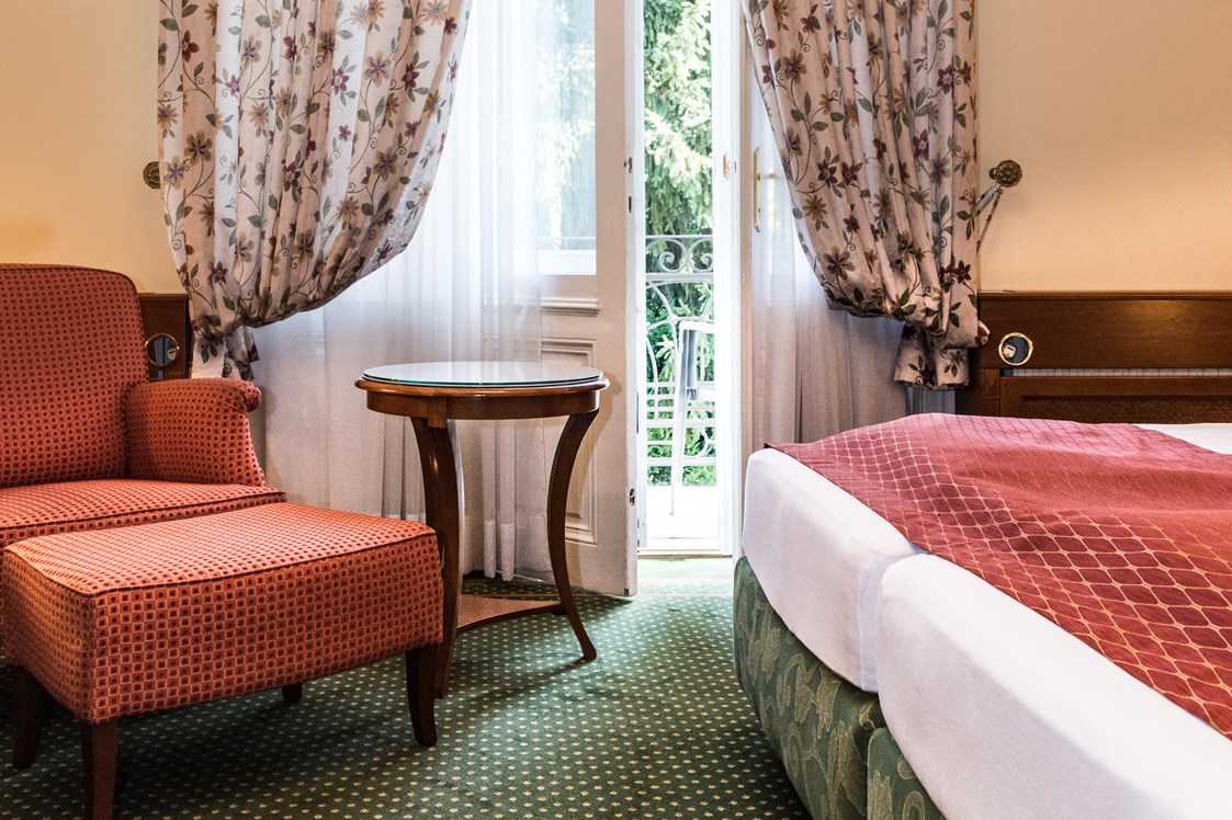 Urlaub-mit-Hund: Zimmer mit Balkon und Blick in den Garten - Hotel Park Villa
