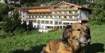 Hundehotel - Nesselwängle - Unser Gast Rexi fühlt sich im 20.000m² großen Panoramagarten "pudelwohl" - Inntalerhof - DAS Panoramahotel