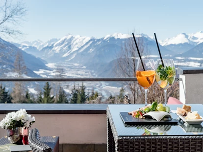 Hundehotel - Ladis - Weitblick im Spätwinter bei Sonnenschein und für Erfrischung sorgt unser Team an der INN-Bar - Inntalerhof - DAS Panoramahotel