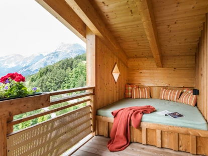 Hundehotel - Ladis - Kuschelecke am Balkon der Lichtblick Suite, Alpenwelt Kuschelsuite sowie Doppelzimmer Sonnenaufgang deluxe - ein Genuss an warmen Sommertagen und ideal zum Relaxen, Seele baumeln lassen, Buch lesen .... - Inntalerhof - DAS Panoramahotel