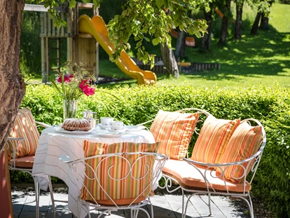 Hundehotel - Ladis - Terrasse Landhaus Familienappartement mit direktem Zugang zum Garten - Inntalerhof - DAS Panoramahotel