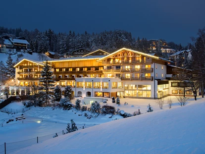 Hundehotel - Ladis - Inntalerhof - am Winterabend - Inntalerhof - DAS Panoramahotel