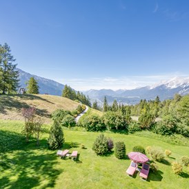 Urlaub-mit-Hund: Panoramagarten mit Liegewiese vor einer prachtvollen Bergkulisse - Inntalerhof - DAS Panoramahotel