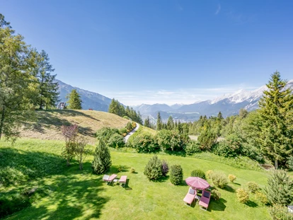 Hundehotel - Ladis - Panoramagarten mit Liegewiese vor einer prachtvollen Bergkulisse - Inntalerhof - DAS Panoramahotel