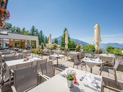 Hundehotel - Ladis - Die Sonnenterrasse mit herrlichem Panoramablick, eine Augenweide schon zum Frühstück im Sommer draußen - Inntalerhof - DAS Panoramahotel