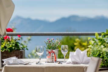 Urlaub-mit-Hund: Ob im Rahmen der Tiroler Verwöhnpension oder ala carte - ein Sonnenplatz mit Aussicht auf der Terrasse - Inntalerhof - DAS Panoramahotel